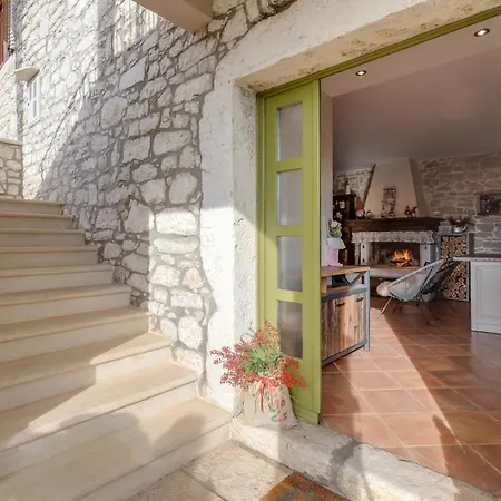 Karolina With Private Pool Vila