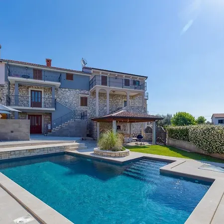 Karolina With Private Pool Vila